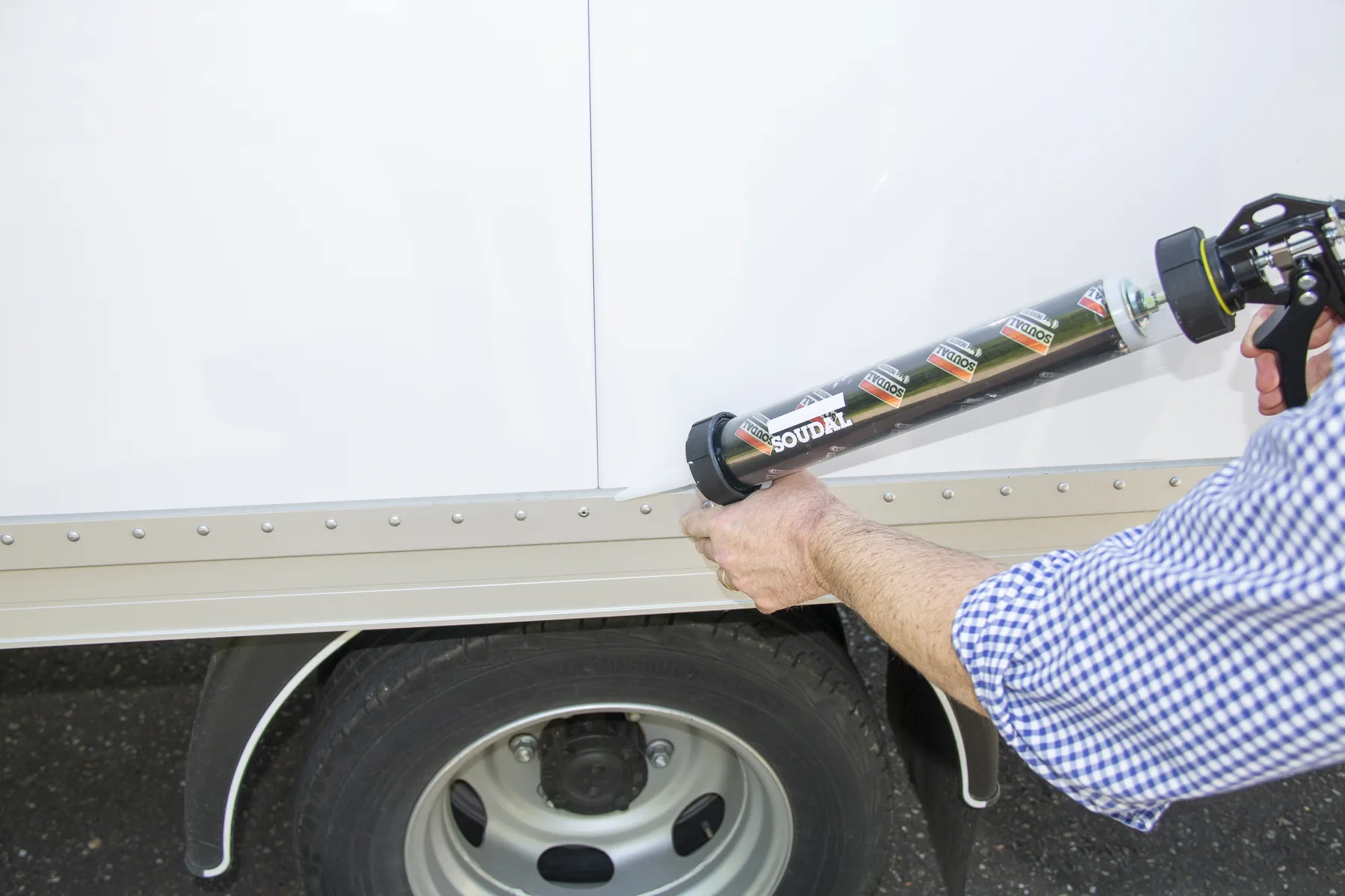 Applying Soudal sealant to a vehicle body-panel joint