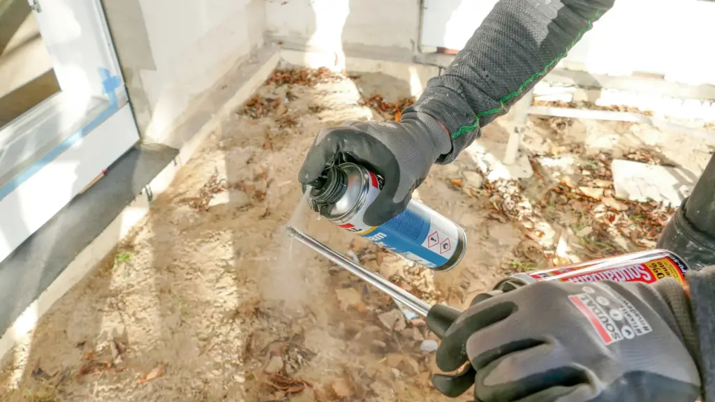 Cleaning fresh polyurethane foam from a foam-gun barrel