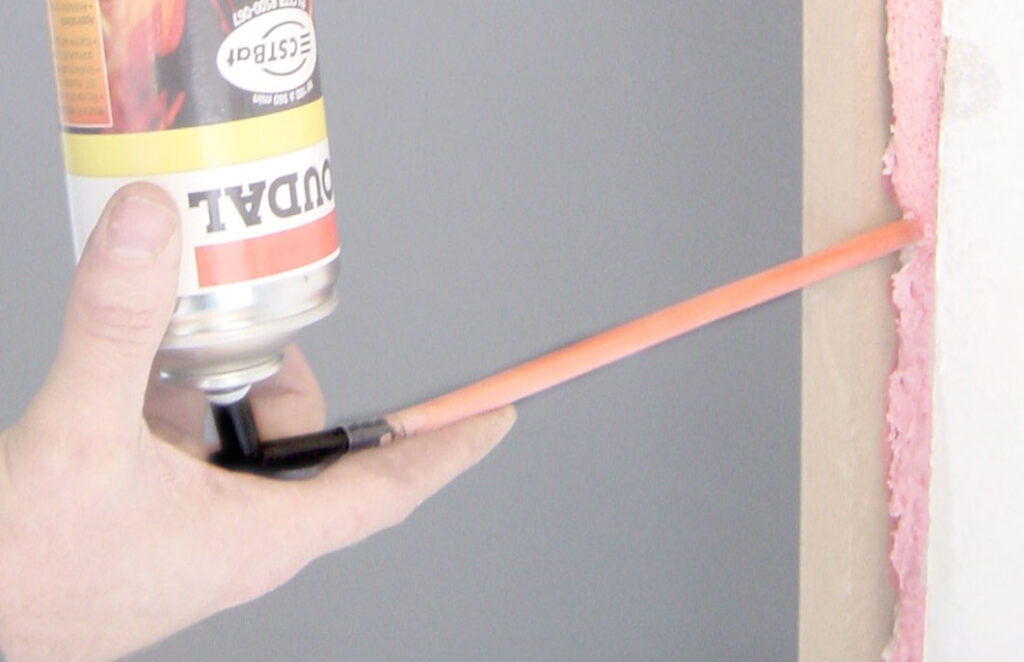 Straw applicator supplied with handheld PU foam