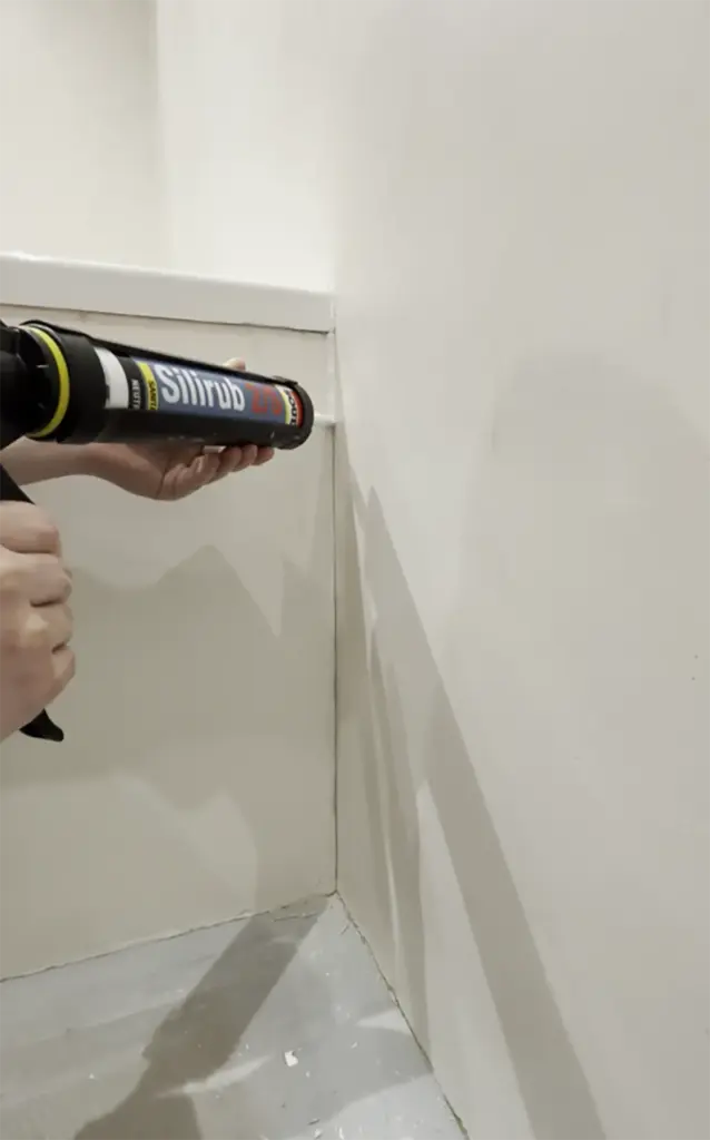 Applying Silirub 2/S silicone to an interior sanitary joint